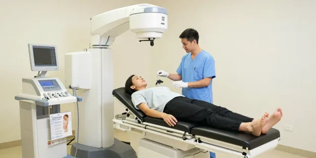 Röntgenreizbestrahlung in der Nähe: Patient erhält Behandlung in modernem Diagnostikzentrum.